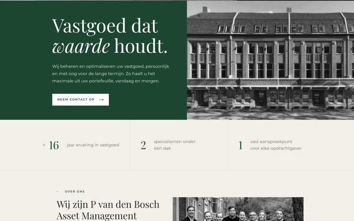 De nieuwe website van PVDB Asset Management: diep groen vlak met de kop Vastgoed dat waarde houdt en dezelfde foto in zwart-wit