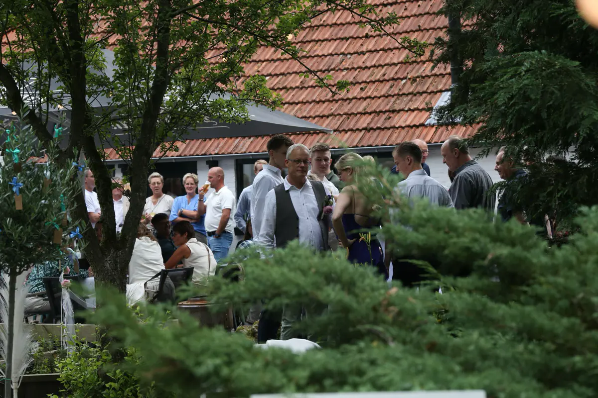Een gezelschap viert feest in de tuin