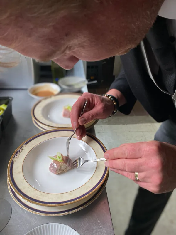 De chef maakt borden op