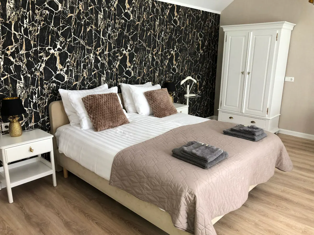Boerderij Suite met tweepersoonsbed en zwart-marmeren behang