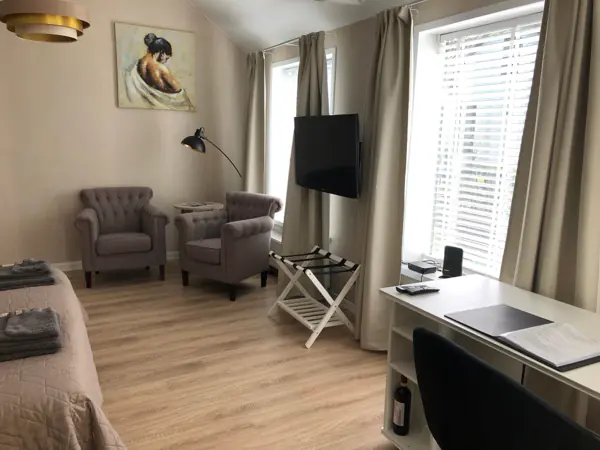 Zithoek met fauteuils en televisie