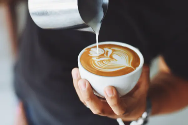 Een latte met melk van de boer uit de straat