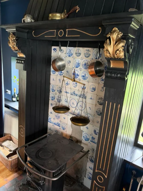 Een pilaar met Delftsblauwe tegels in het restaurant