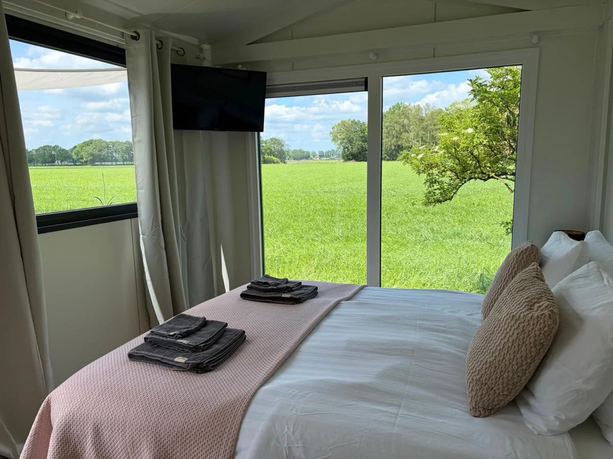 Slapen met uitzicht over de weilanden in de Tuin Suite