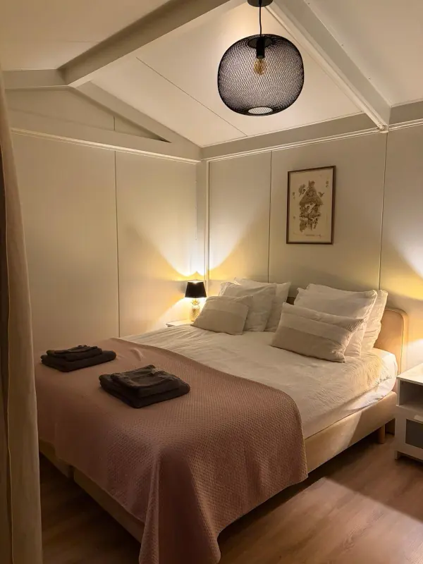 Gezellig bed in de Tuinkamer met warme verlichting
